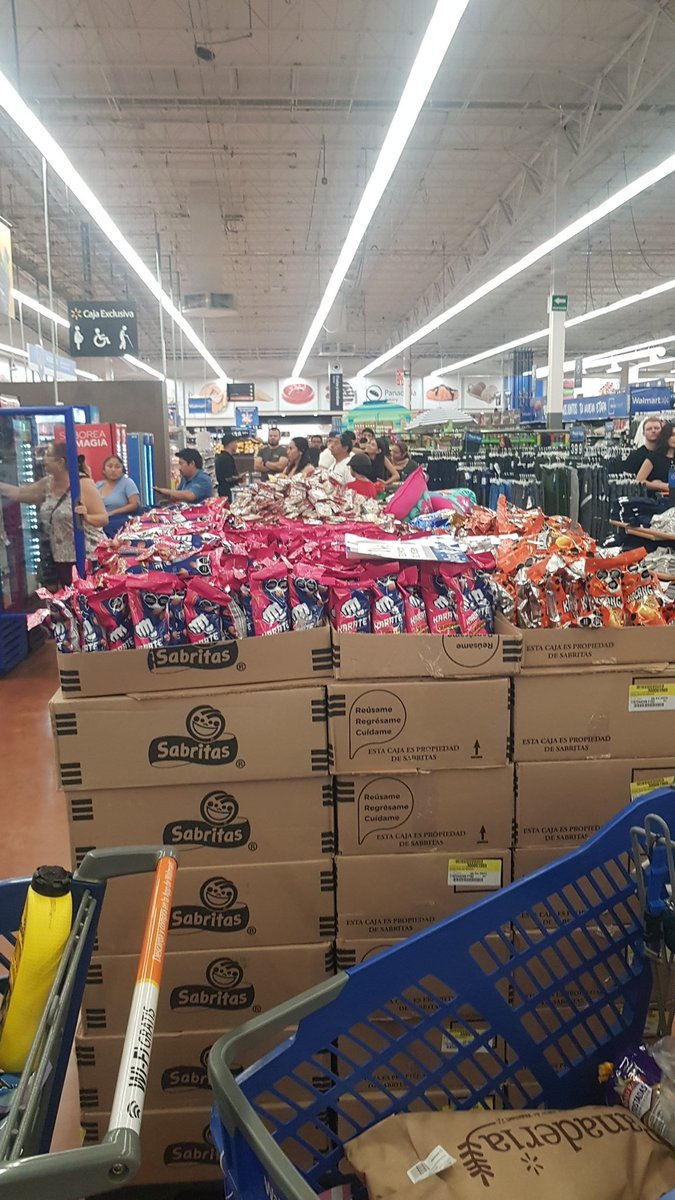 PacoVerastegui's tweet photo. Lo que hacen en la sucursal Mérida Norte de @WalmartMexico no es informativo, es casi terrorismo para amontonar a toda la gente desde las 10:40pm, "ordenando" por el sonido de la tienda cierre de cajas y "barrido" de pasillos. Mejor modifiquen horario y todos sobre aviso https://t.co/B6AGiV1MOj