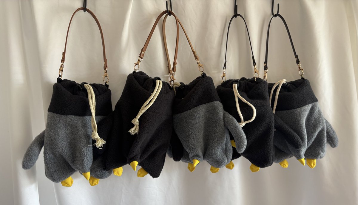 ふわっふわなペンギンちゃん♡
昨日はイベント出店しましたが、完売して嬉しいです(*^^*)✨️
もう段々暖かくなるからどうかなと思いましたが、、、ペンギンちゃんの赤ちゃんはふわふわだから、春でも夏でも良いらしいです🥰

#ペンギン 
#ペットボトルカバー
#ハンドメイド