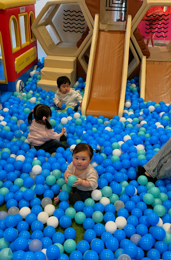 アニタッチPARKがリニューアル。 室内アスレチックにボール