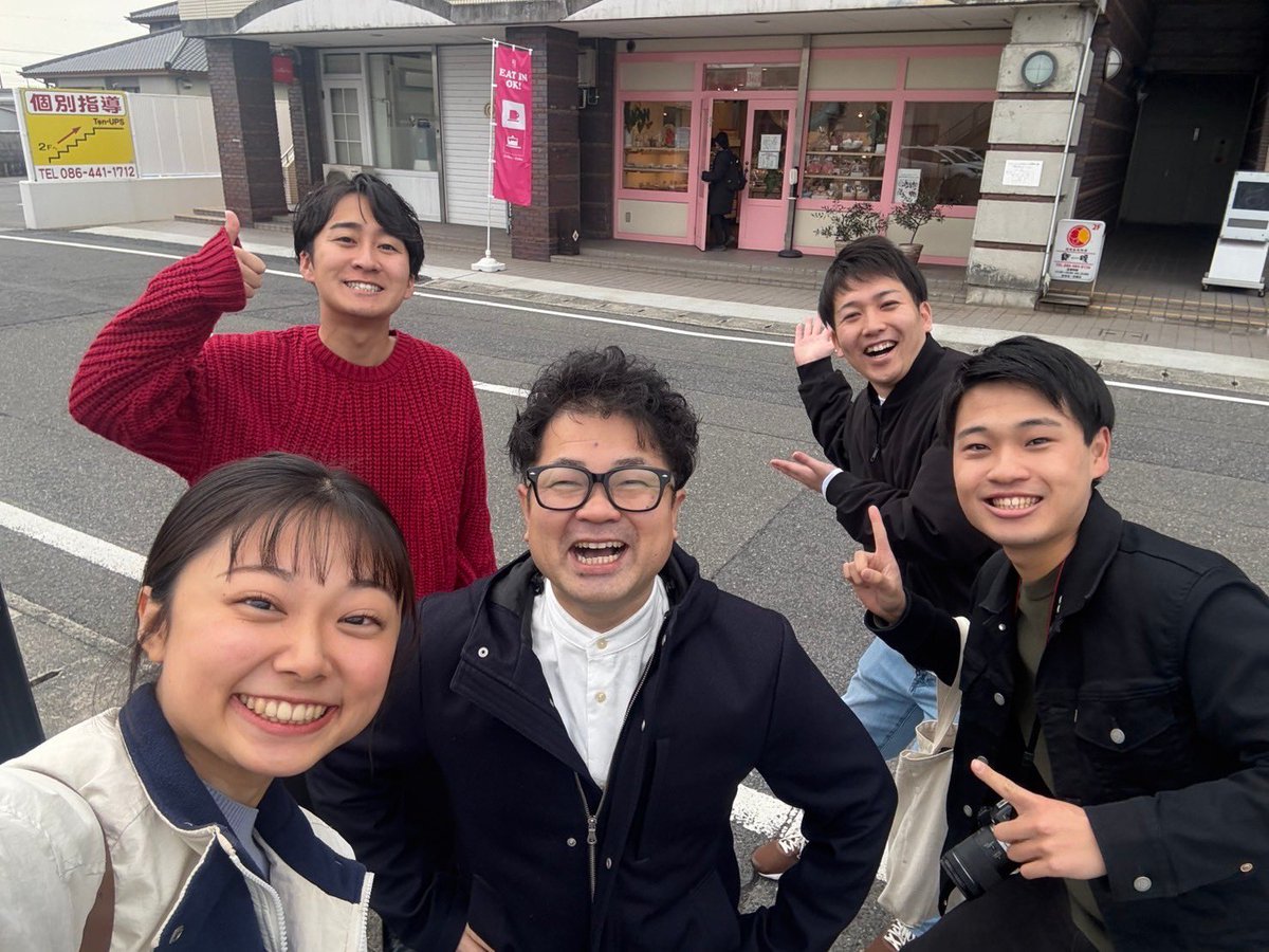 banshun0701's tweet photo. 【皆んなの休日①】
アナウンサー5人で新倉敷駅前のケーキ店
「#LaBiche(#ラビッシュ)」へ‼️
#RSKラジオ #RSKテレビ
#柏野仁弥 #坂井亮太 #前田唯 #甲野良輔 https://t.co/0O0i0M5UYD