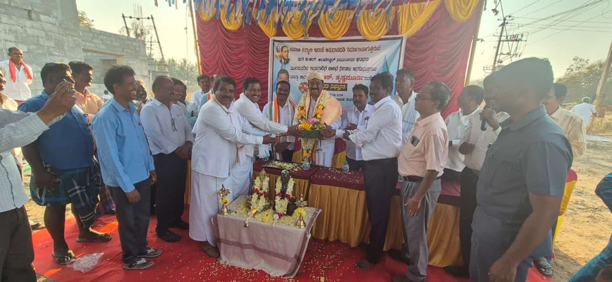arkinc_official's tweet photo. ಈ ಸಂದರ್ಭದಲ್ಲಿ ಪಕ್ಷದ ಮುಖಂಡರು, ಕಾರ್ಯಕರ್ತರು‚ ಗ್ರಾಮದ ಹಿರಿಯ ಮುಖಂಡರು‚ ಯುವಕರು ಮತ್ತು ಗುತ್ತಿಗೆದಾರರು, ಹಾಗೂ ಅಧಿಕಾರಿಗಳು ಉಪಸ್ಥಿತರಿದ್ದರು.

2/2
#DevlopmentWork #ARKrishnamurthy #Yelanduru #Kollegala https://t.co/8ZAdXPKLTk