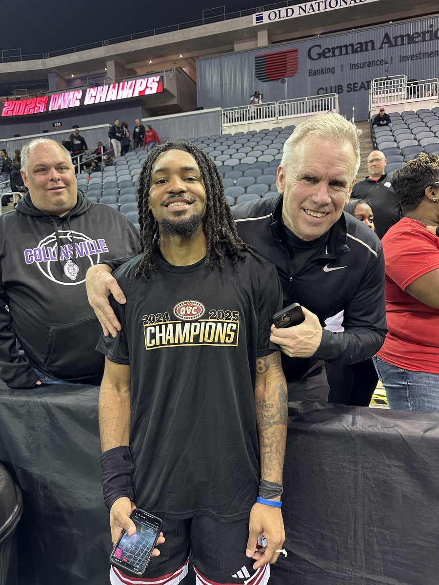 ⁦⁦<a href="/rayballin3/">Ray’Sean Taylor🚶🏾‍♂️</a>⁩ ⁦led ⁦<a href="/SIUEMBB/">SIUE Hoops</a>⁩ to their first NCAA tournament! Ray has battled back from so many injuries. What a competitor he is! Got a photo afterwards with Ray and ⁦<a href="/kahokfan1/">Christopher Kettler</a>⁩.
