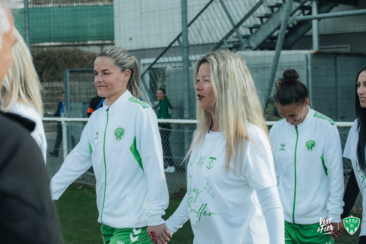 💚 Accompagnées de femmes qui leur sont chères lors de l'entrée sur la pelouse, les Vertes ont brillé, hier ! ✨