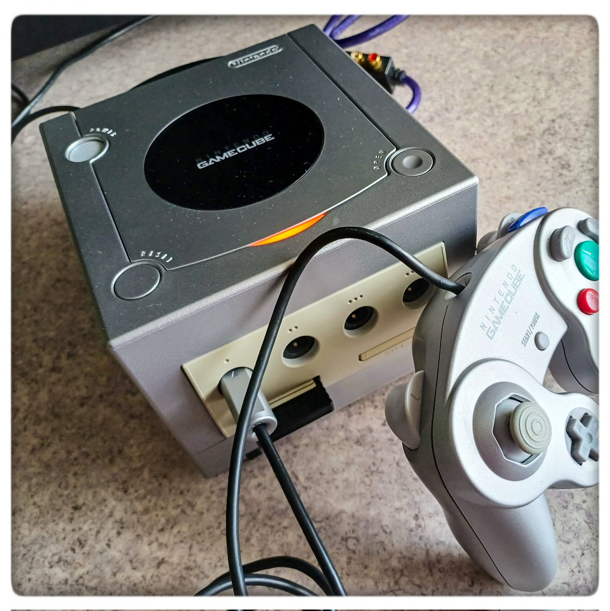 MisterKyleHyde's tweet photo. Dernier test de mes saves 100% RE sur GC, 20 ans plus tard... et pour Code Vero et RE4, on est bon ! (Cette Battle Pose de Leon) Quelle belle gueule cette GC 💜 #REBHFun #residentevil #biohazard #nintendo #capcom #gamecube #memorycard #increvable #retournersesjeux #adans20ans ! https://t.co/F9omfpzKTO