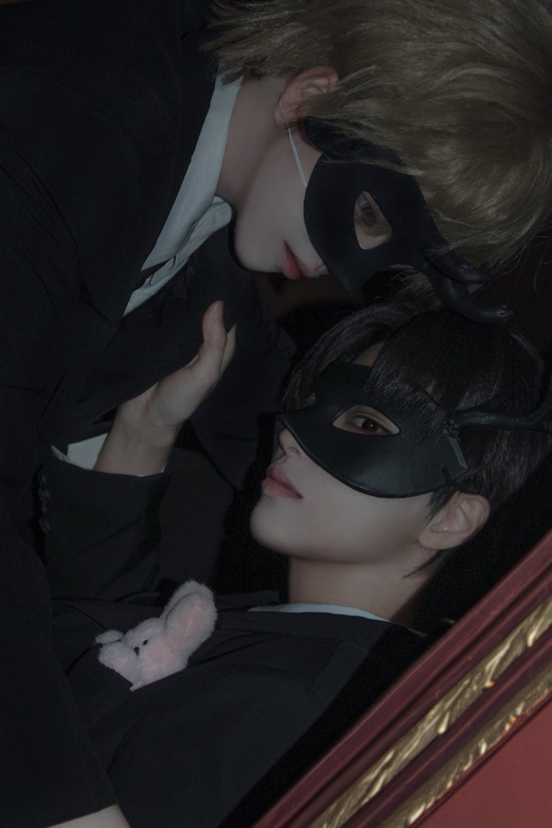 #괴담출근 

[눈먼 자들의 저택]
:<어둠탐사기록>에 등장한 괴담으로, 백일몽 주식회사의 식별코드는 Qterw-B-666라고 합니다.