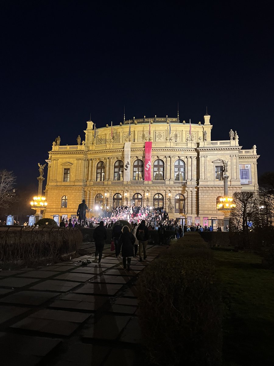 Vyhlášení cen Český lev je krásnou oslavou českého filmu. A vidět tu oslavu takhle zblízka je pro mě velmi inspirující. Když přicházel Karel Smyczek na podium, všichni jsme vstali a tleskali tak, až nás mistr sám musel utišit.

Gratuluju všem čerstvým držitelům ocenění a mám