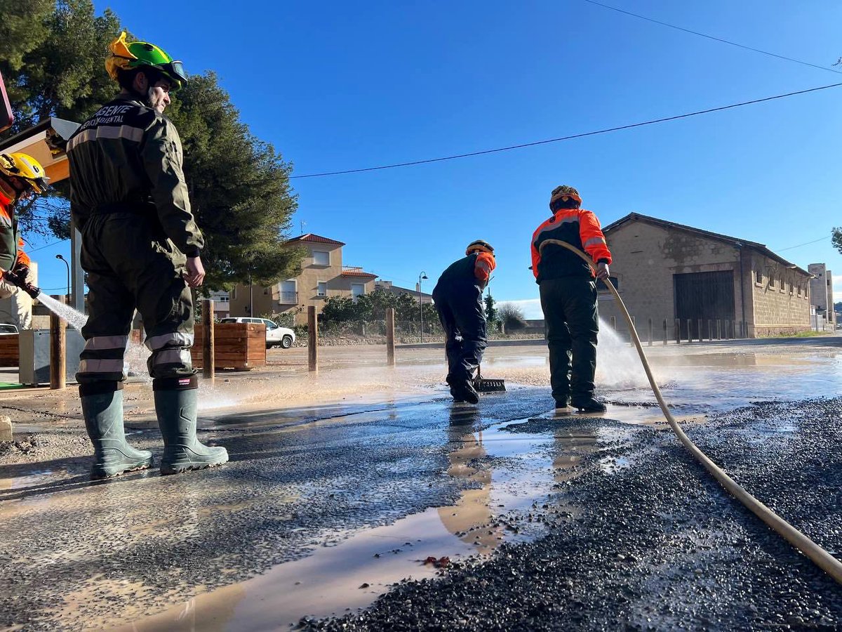 defensaforeMUR's tweet photo. [INTERVENCIÓN]

El dispositivo inicia actividad en #Cehegin para prestar apoyo en incidencias tras las intensas lluvias caídas

🔸4 @aamm_murcia 
🔸24 #BBFF: 3 #BRIFOR 2 técnico #BRITEC #OFISEG 2 #CAPCOOR #BRILOG
🔸Motobombas y maquinaria

🔹️Baldeos y liberación de vías https://t.co/ooOx41lpwi