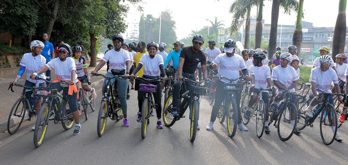 RwandaGender's tweet photo. Bamwe mu bagize Guverinoma, Umuyobozi wa @CityofKigali n'abandi bifatanyije n'abatuye Kigali muri siporo rusange #CarFreeDay idasanzwe yo kwizihiza Umunsi Mpuzamahanga w'Umugore. Abitabiriye bibukijwe gukora siporo barushaho kubumbatira ubumwe bw'umuryango.
Umugore ni uw'Agaciro https://t.co/dTBBkIUzXh