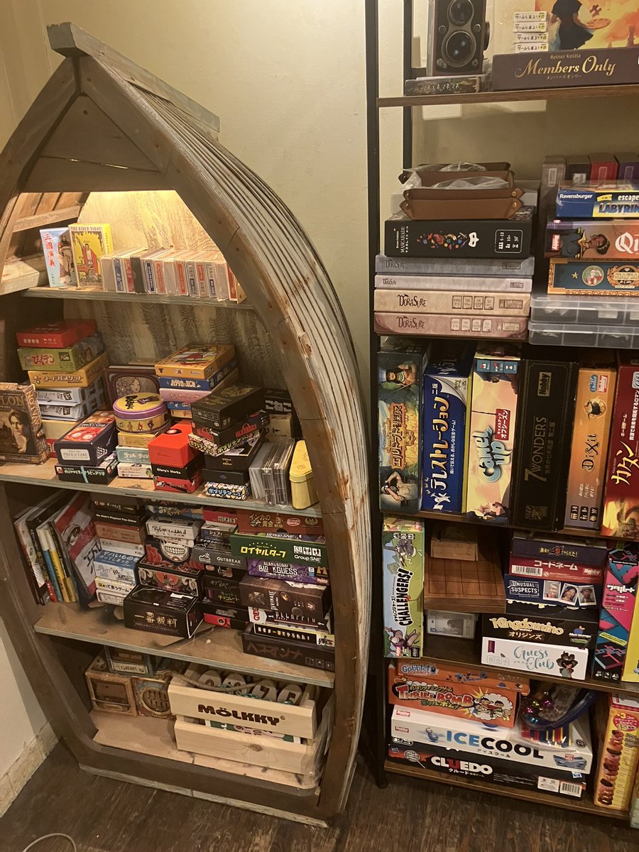 バベルの塔の魚たち、無事終演して日常に戻りました。
BARで、3人芝居、会話劇→果たしてどうなるのか不安かも…と思いきや、反響も良く、リピートしてくれた人も結構いて。

HAKUの一角を舞台に見せてくれた舟も、今ではボードゲーム棚に。
#演劇企画ニガヨモギ
#拠点シリーズ