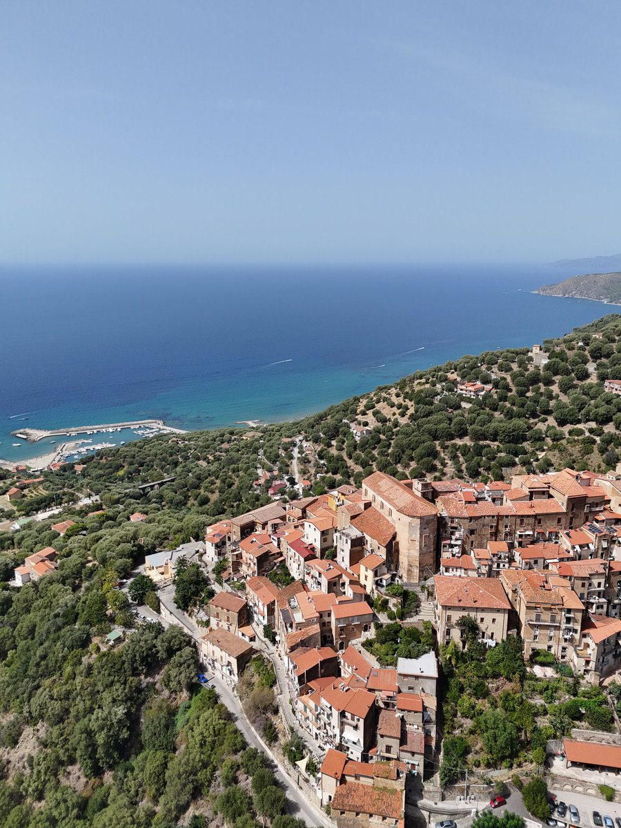 Alla scoperta di #Pisciotta, un borgo incantevole tra ulivi secolari e mare cristallino. Tetti rossi, storia e panorami mozzafiato! 🌅😍 Chi c’è stato? 📍 

 #Cilento #ItaliaDaScoprire #Travel #travelvibes #traveling #Italy #italiano #nature  #NaturePhotography #campaniadavivere