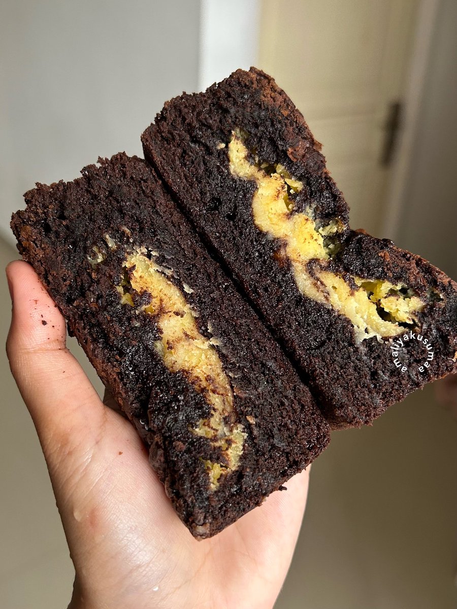 amaliyakusumaa's tweet photo. BEST BUY; brownies start 30rb an di sopi👌🏻💯

semuanya enak-enak, ada yang isian keju, ada yang dalamnya melted tapi manisnya pas, ga bakal rugi fomo beli jajanan ini👍🏻 https://t.co/v3zsZiqNWN