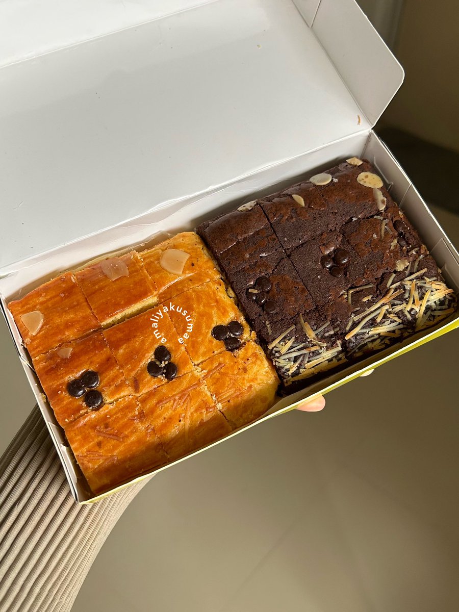 amaliyakusumaa's tweet photo. BEST BUY; brownies start 30rb an di sopi👌🏻💯

semuanya enak-enak, ada yang isian keju, ada yang dalamnya melted tapi manisnya pas, ga bakal rugi fomo beli jajanan ini👍🏻 https://t.co/v3zsZiqNWN