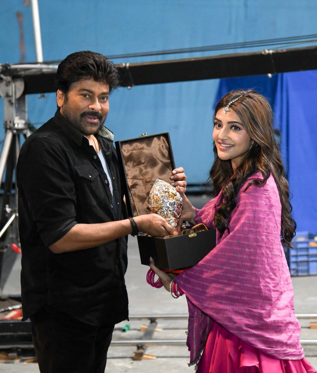 Gowtham__JSP's tweet image. MEGA STAR ⭐ @KChiruTweets Garu Gifted  “Durga Devi Engraved Conch” To @sreeleela14 For #WomensDay ! 

#MegastarChiranjeevi
#Chiranjeevi #Sreeleela