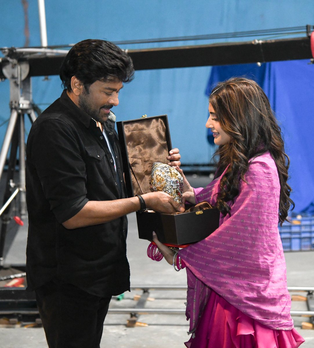 Gowtham__JSP's tweet image. MEGA STAR ⭐ @KChiruTweets Garu Gifted  “Durga Devi Engraved Conch” To @sreeleela14 For #WomensDay ! 

#MegastarChiranjeevi
#Chiranjeevi #Sreeleela