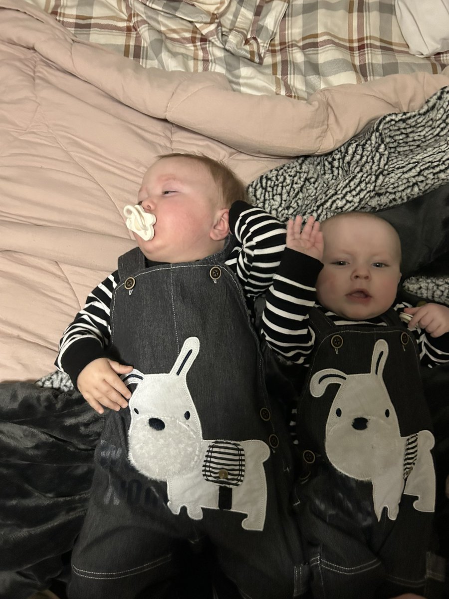 CoachRobGW's tweet photo. Daddy has to leave early for @WVSSAC girls state basketball tourney meeting… but the handsome little devils are up and not missing church today. Next year @CoachWayneRyan volunteered to babysit ALL the boys during playoff meetings! #whatafriend #blessed https://t.co/wSO1LRtBTy