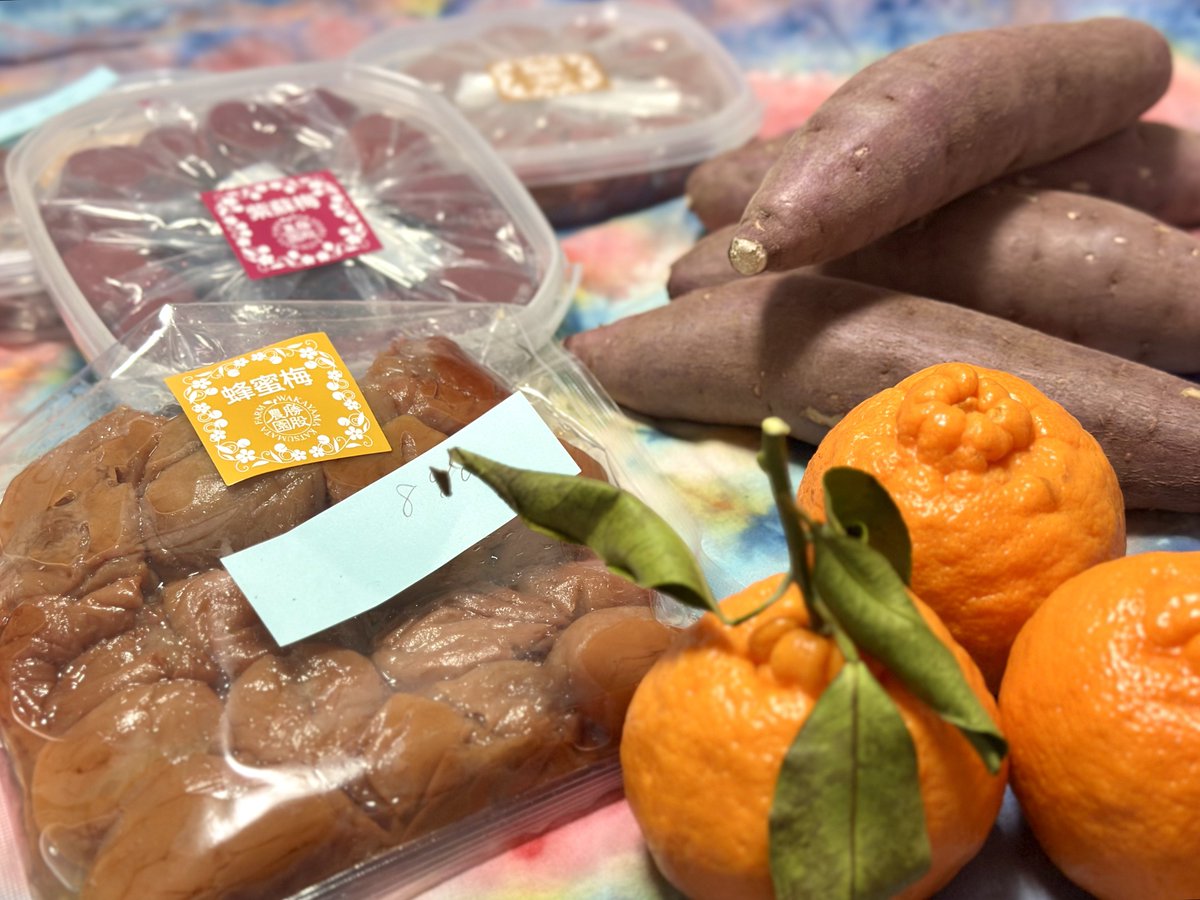 塚本さんから、みかん・さつまいも・梅干しを頂きました
「どれも日本の伝統的な食材」
抗酸化作用•免疫力アップ•腸内環境改善•疲労回復•血流改善など、健康に嬉しい効果がたくさん

さりげなくこうした心遣いができる大人になりたい、と思いました。とても嬉しかったです、ありがとうございます。