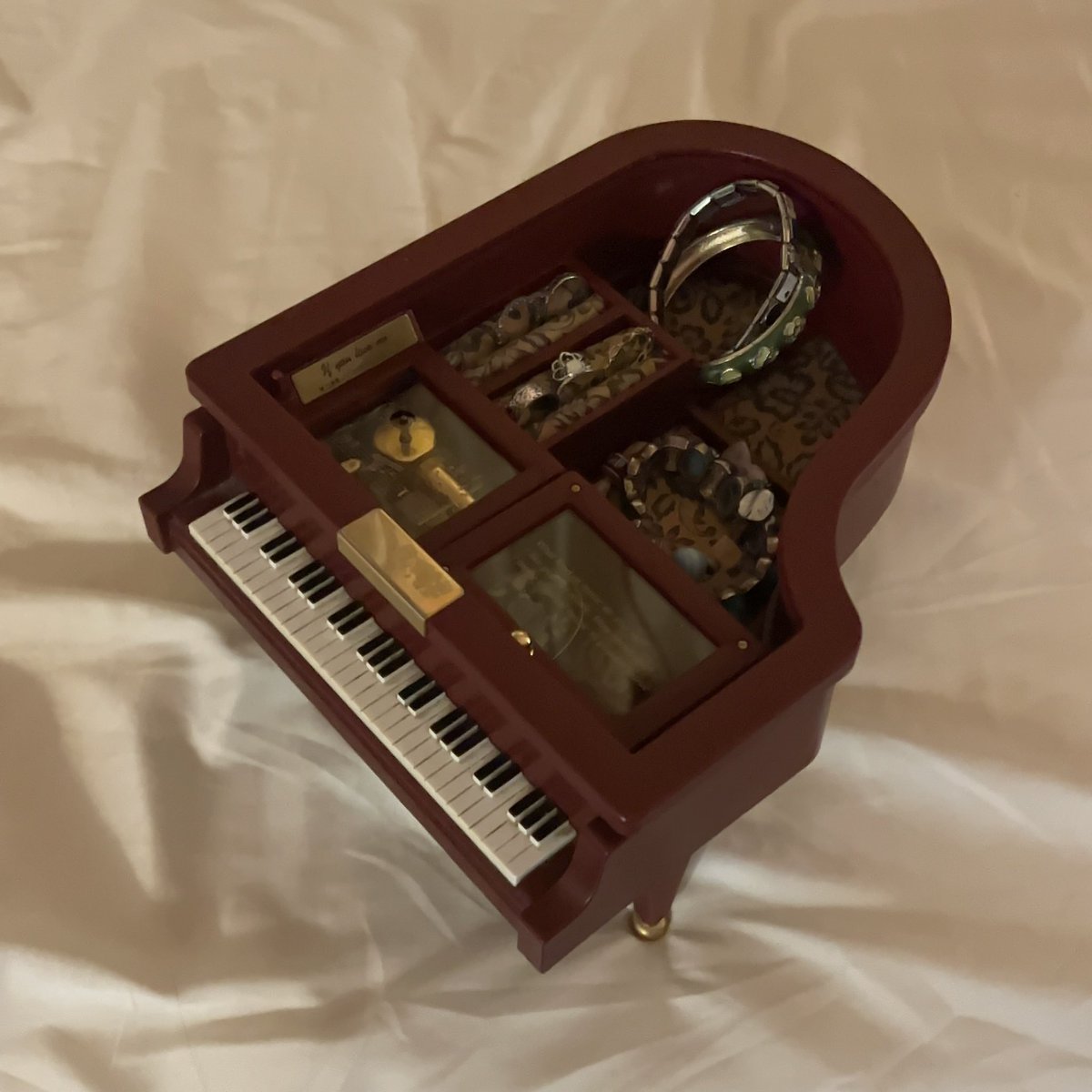 guys look at this piano jewelry box i thrifted today 😭