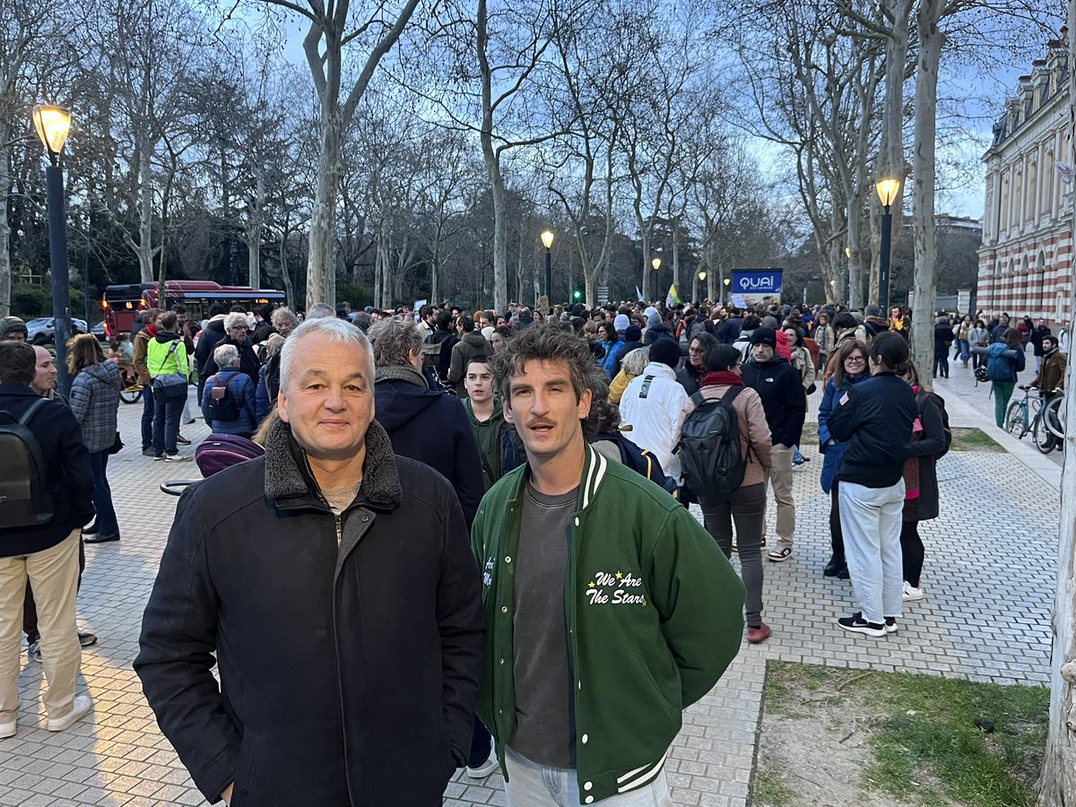 Stand up for science gathering in Toulouse to show our support to our colleagues from the USA