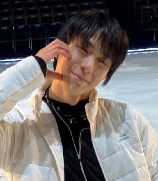 Yuzupoohru's tweet photo. YUZURU DOING CHEEK HEARTS I REPEAT YUZURU DOING CHEEK HEARTS https://t.co/CQn7ojhZKa