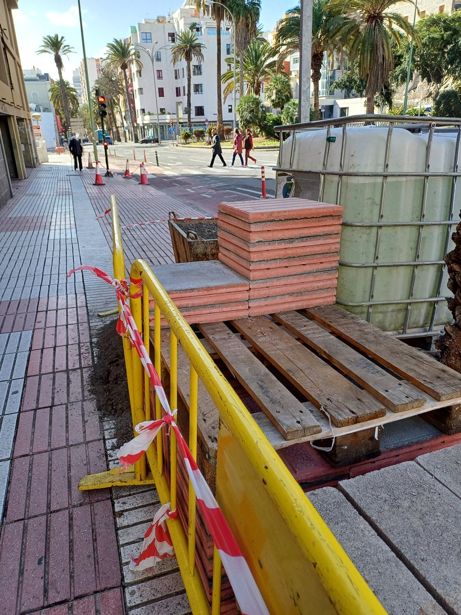 esthersanbat's tweet photo. @CarolinaDarias que aceras más monas están reponiendo en paseo de chil. Y en el Risco de San Nicolás? ¿Por qué no tenemos aceras? @aytolpgc https://t.co/uP7PHyeyYc