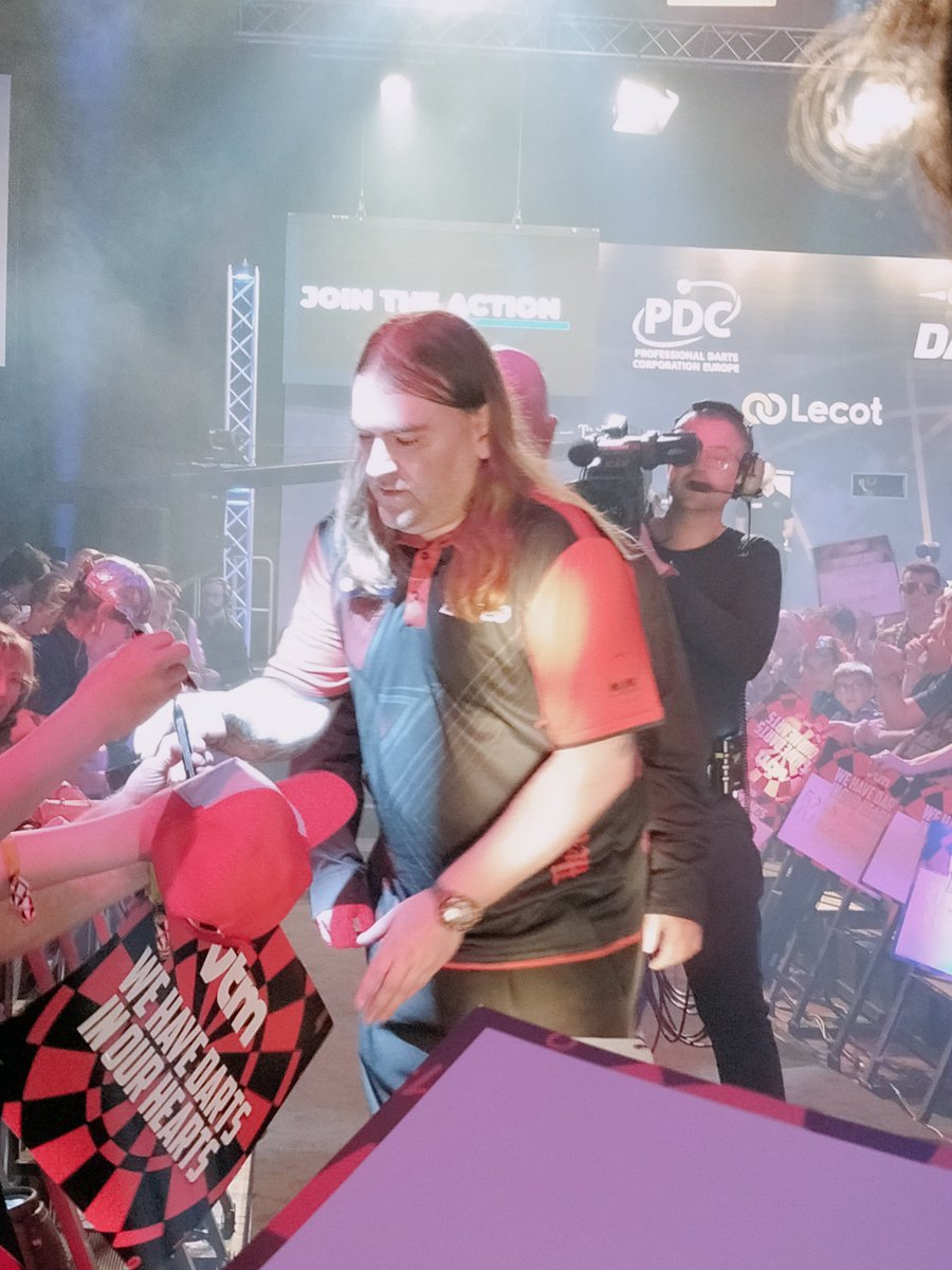 tpo1982's tweet photo. avondje wieze #pdc #eurotour #rock #searle #bullyboy180 #schindler https://t.co/2WRRh8twUF