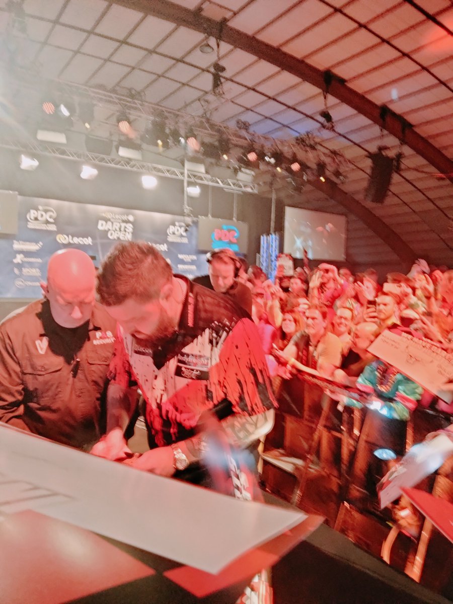 tpo1982's tweet photo. avondje wieze #pdc #eurotour #rock #searle #bullyboy180 #schindler https://t.co/2WRRh8twUF