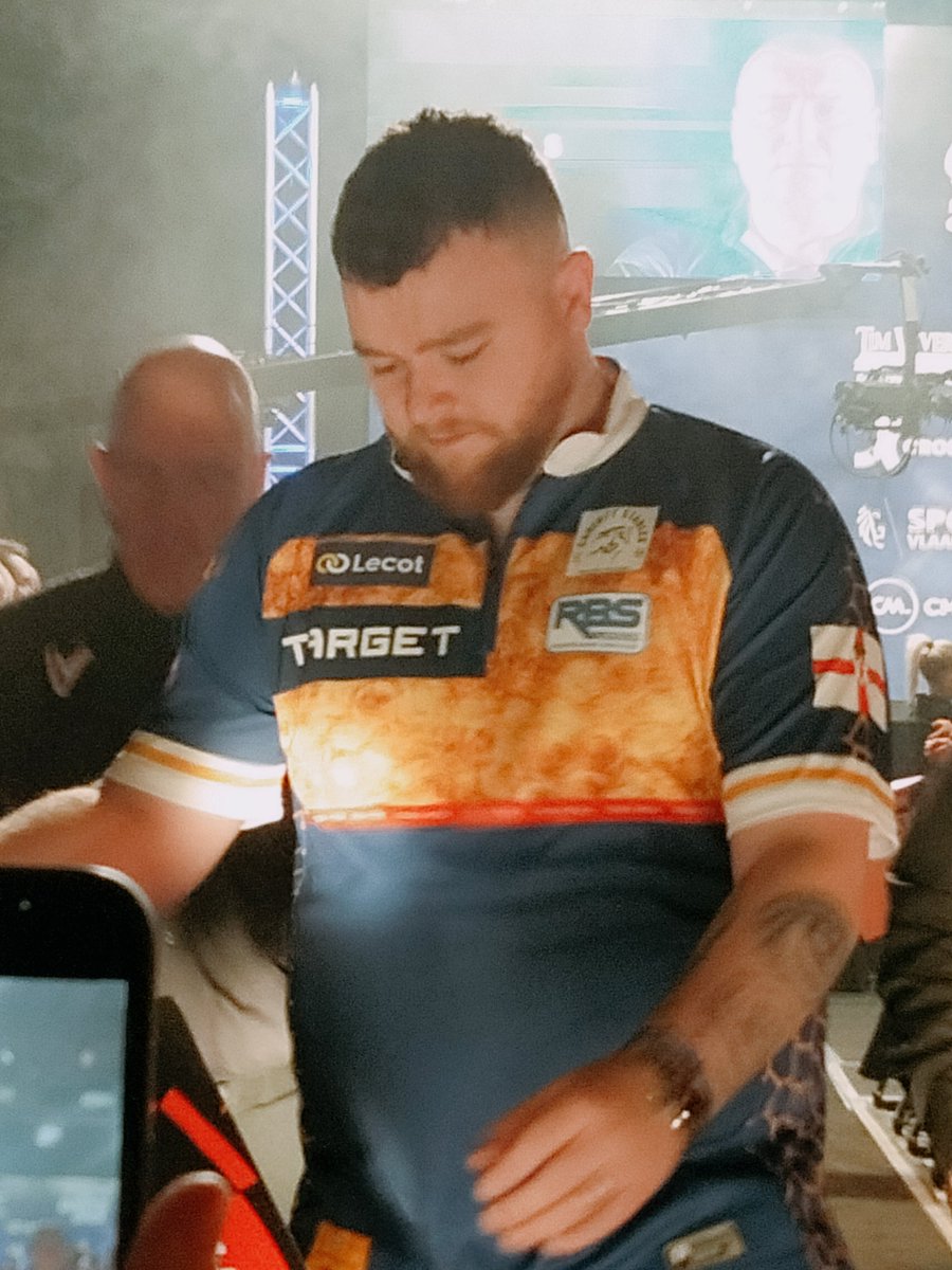 tpo1982's tweet photo. avondje wieze #pdc #eurotour #rock #searle #bullyboy180 #schindler https://t.co/2WRRh8twUF