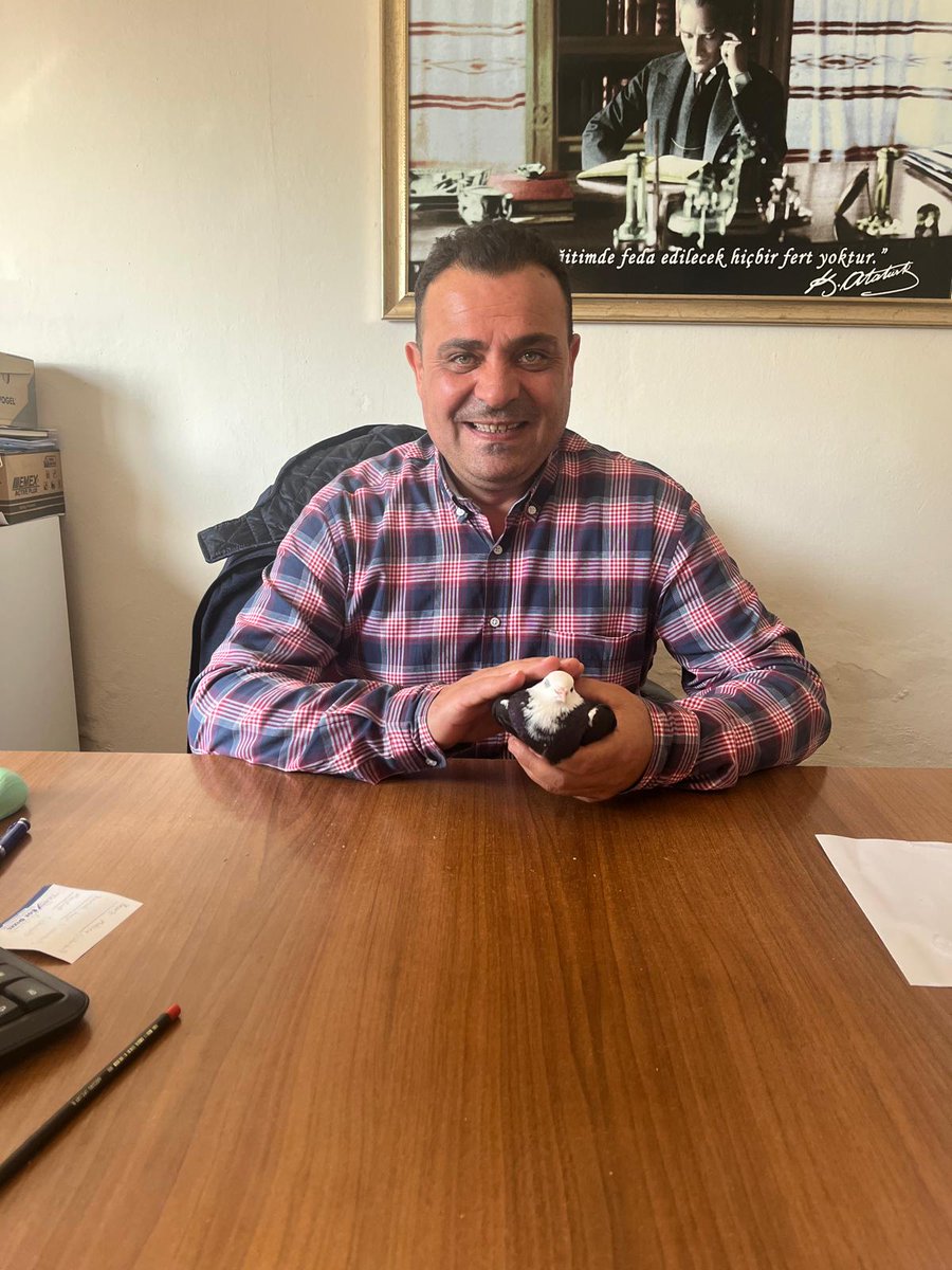 Uçun kuşlar uçun doğduğum yere 
Şimdi dağlarımda mor sümbül vardır 
Ormanlar koynunda bir serin dere 
Dikenler içinde sarı gül vardır.

 🦢🦩🕊