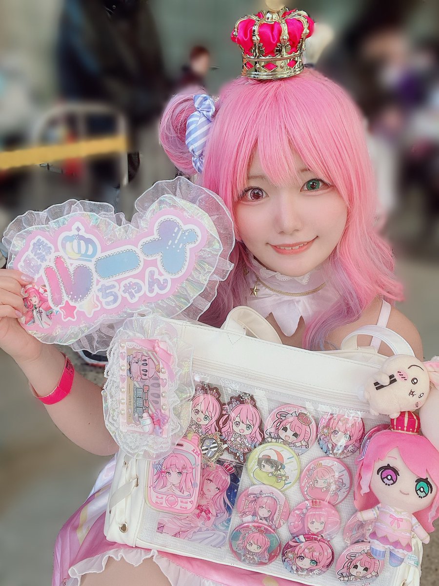 neruuu_ne's tweet photo. 痛バとネイムボード作って、大好きな姫さまのコスプレでいろいろ回って楽しめました🍬✨初expo楽しかった！
#んなたん見て見て
#hololivefesEXPO25_DAY2 https://t.co/jcI2BKzJe2