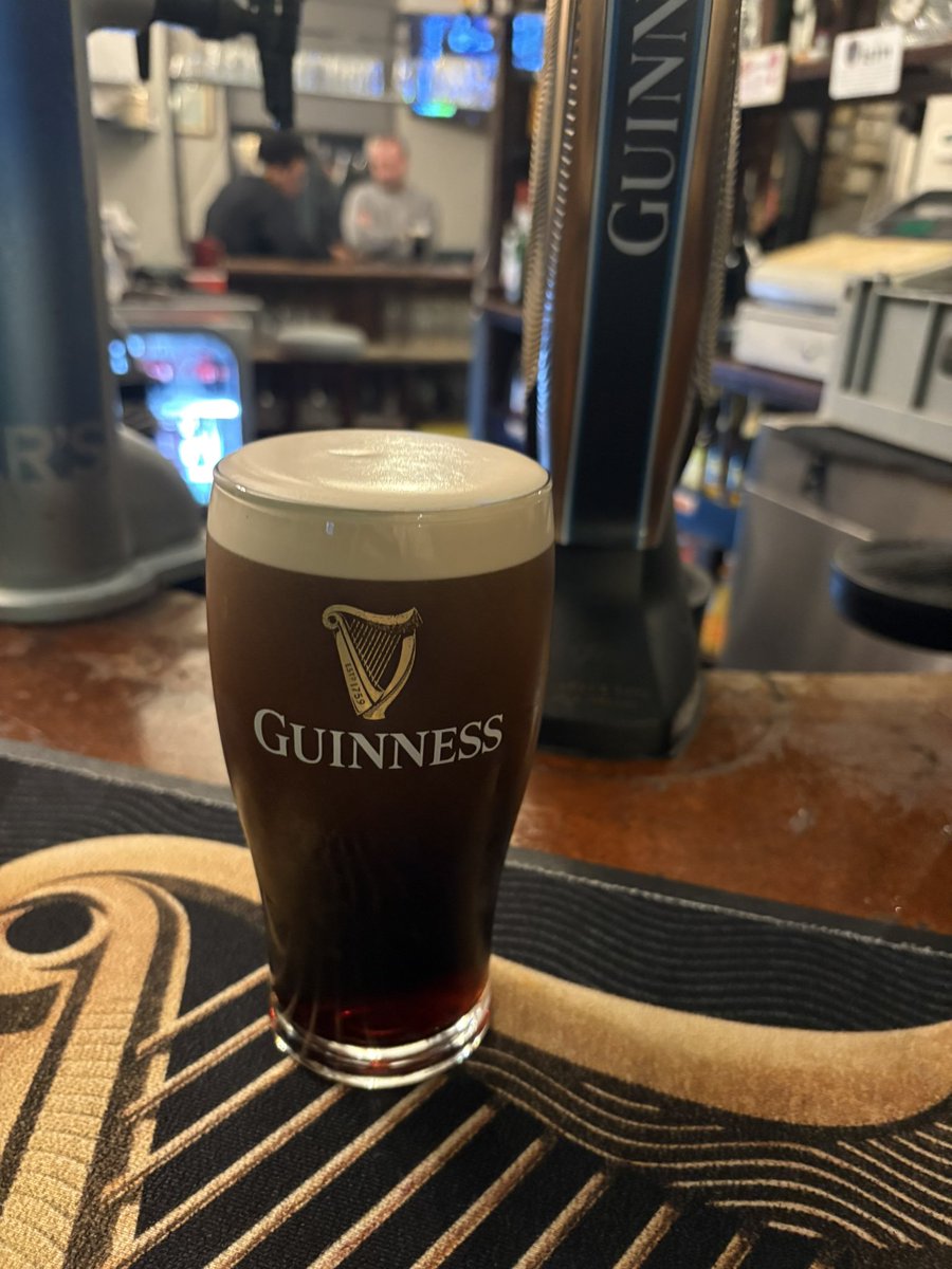 S_LDNGuinness's tweet photo. 📍Nolan’s, Stockwell (£12.20 for a Guinness &amp; Neck Oil) Scores an 8.4 - a lovely creamy pint &amp; a class pub with a pool table, darts board &amp; jukebox ✅✅✅

📍Feeley’s, Clapham (£10.40 for a Guinness &amp; a  Kronenbourg) Gets a 7.9. Good pint &amp; great value.

Sláinte! 🍻☘️🇮🇪 https://t.co/GTOguk5ztV
