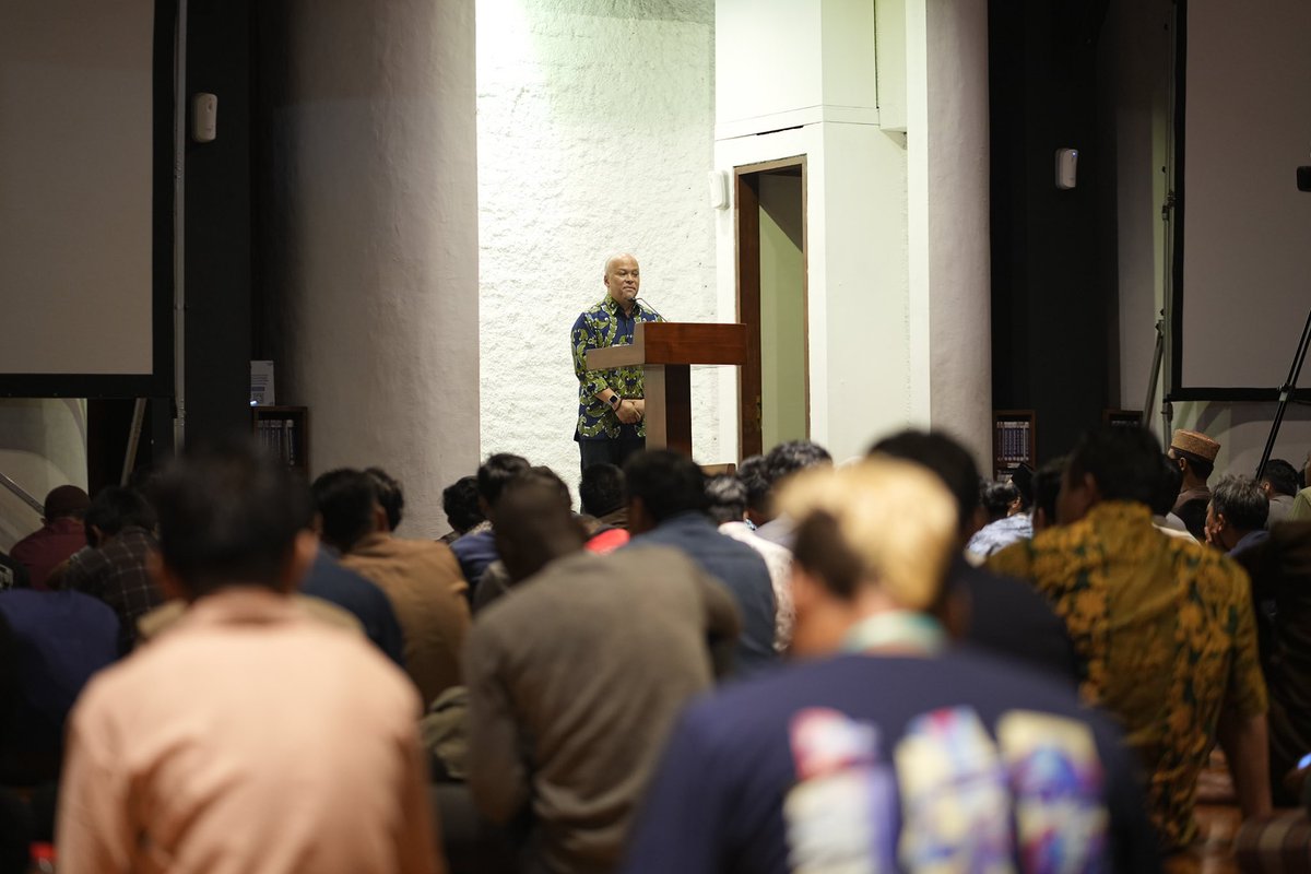 Ilham_a_habibie's tweet photo. Kamis malam lalu saya berbagi pemikiran mengenai pentingnya keseimbangan imtaq dan iptek bagi kemajuan di ceramah tarawih Masjid Salman ITB.

Salah satu hal penting untuk menumbuhkan keunggulan iptek umat Islam adalah dengan kebebasan berpendapat dan toleransi, sebagaimana masa kejayaan ilmuwan muslim di masa Abbasiyah dulu. 

Kesempatan tersebut juga membuat saya teringat kembali masa tahun 90-an ketika menginisiasi pengajian di Amerika Serikat bersama salah satu pendiri Masjid Salman, (alm) Bang Imaduddin Abdurrahim.