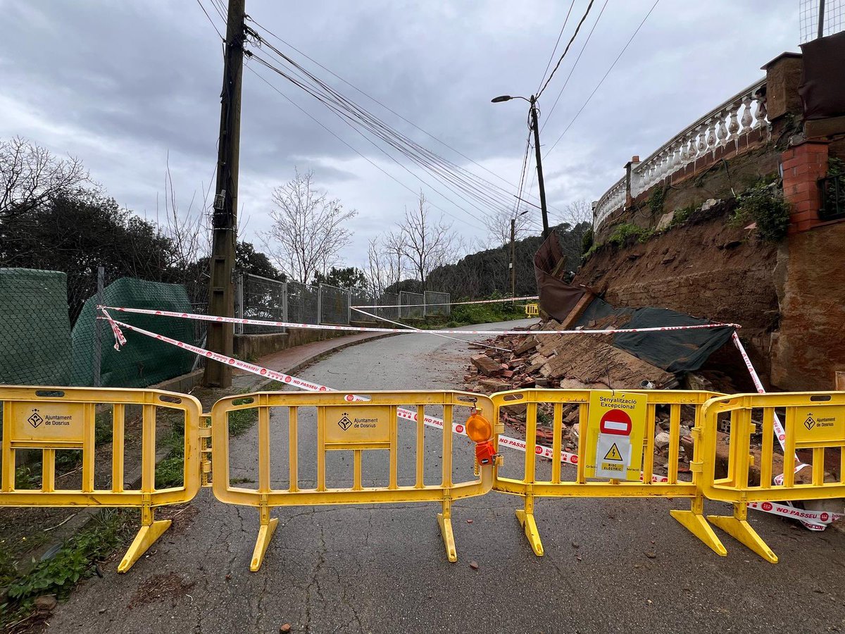 Tallada la circulació de Vehicles al carrer Caldetes Per un despreniment