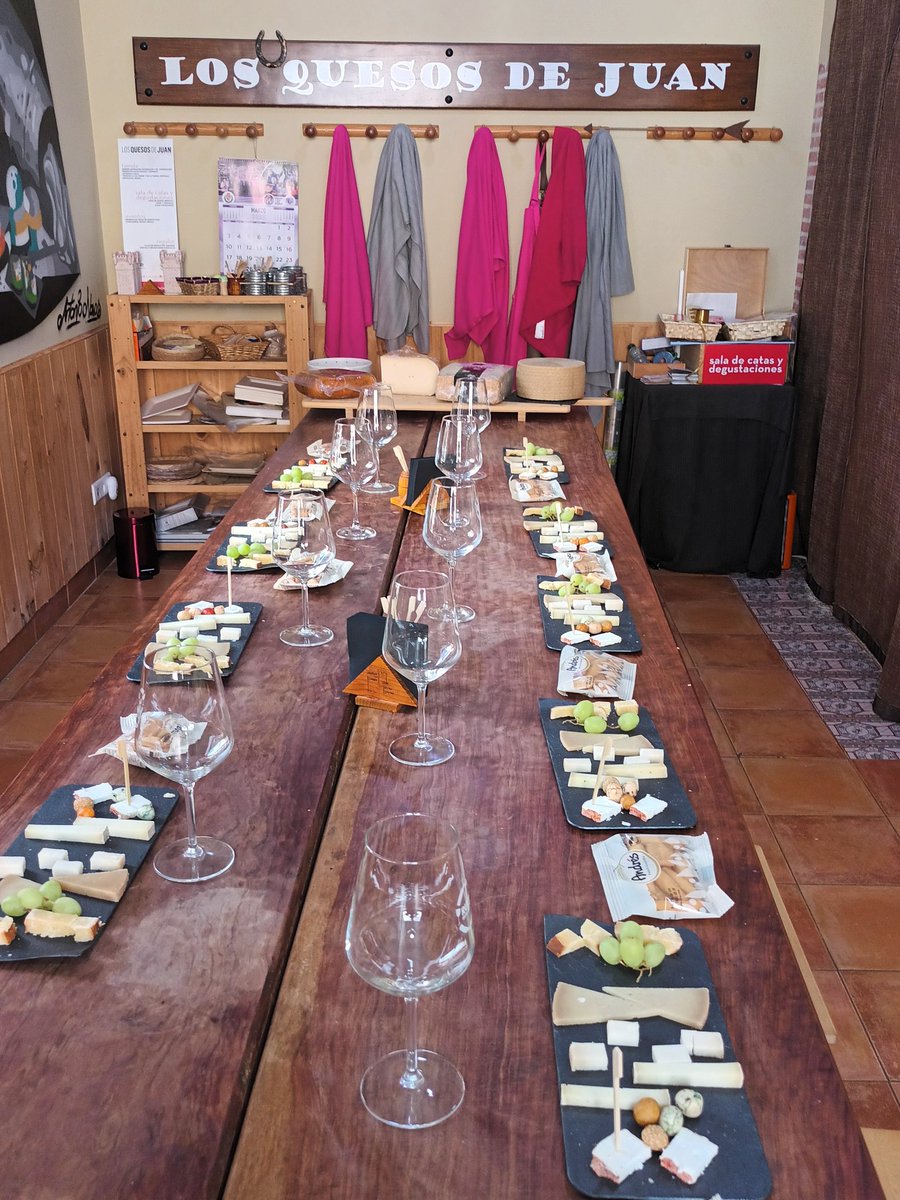 quesosJUAN's tweet photo. #domingoabierto en #LosQuesosdeJuan #MedinadelCampo disfrutando de #catadequesos y degustaciones de productos de la tierra
#quesosdeverdad
#alimentosdevalladolid
#RutadelVinodeRueda
#comerciotradicional
#feriadelstock https://t.co/x2MoB4S37Q
