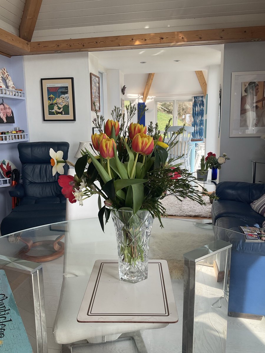 Spring in a vase, brought to me by a lovely friend. 🌞🌞