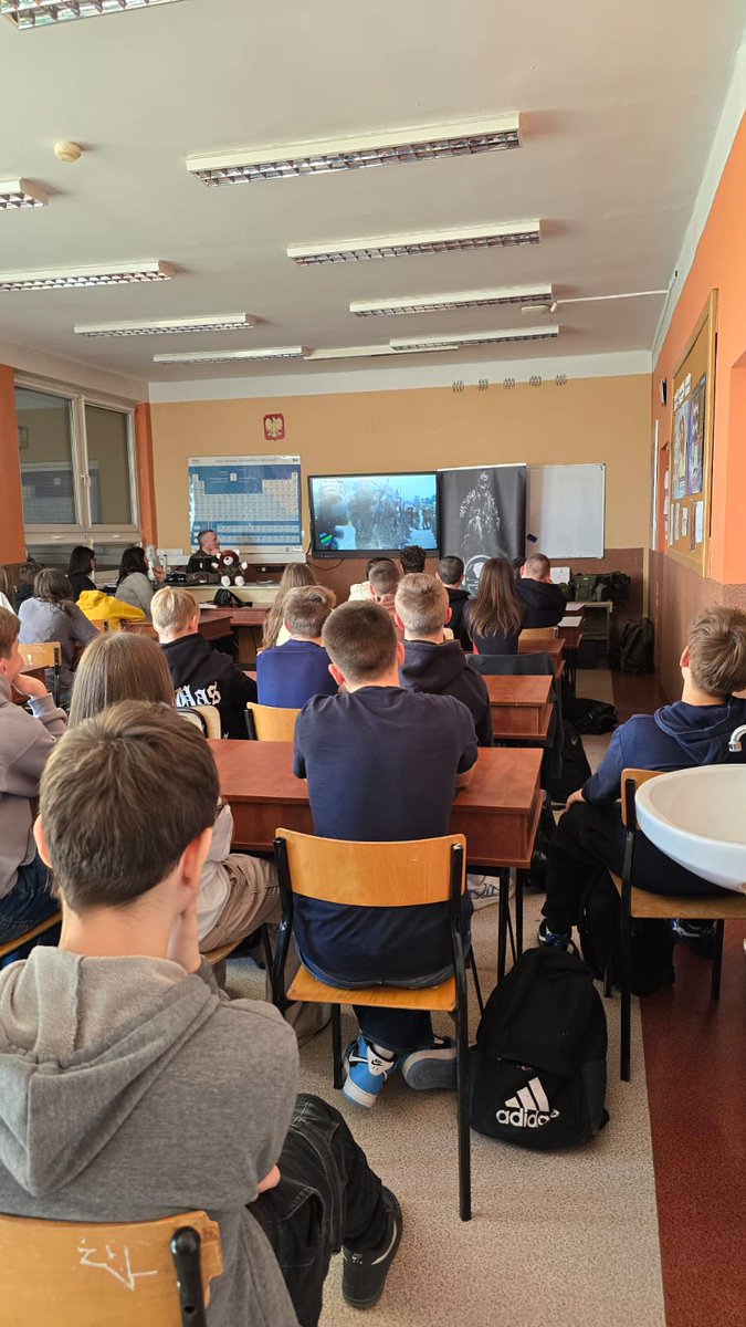 WCRBrzeg's tweet image. 💥W dniu 6️⃣.0️⃣3️⃣ nasz #MZR ...🚐
Mobilny Zespół Rekrutacyjny z @WCRBrzeg  spotkał się z uczniami 🧑👧🏻 #SzkołaiPrzedszkolewSkoroszycach  
A wszystko to w ramach projektu &quot;Zawód żołnierz&quot;🪖
Przedstawiliśmy uczniom klas 7️⃣ i8️⃣ czym jest #wojsko, #OPW, #BOW