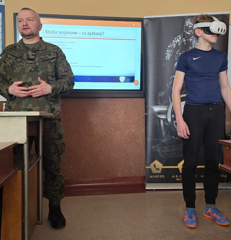 WCRBrzeg's tweet image. 💥W dniu 6️⃣.0️⃣3️⃣ nasz #MZR ...🚐
Mobilny Zespół Rekrutacyjny z @WCRBrzeg  spotkał się z uczniami 🧑👧🏻 #SzkołaiPrzedszkolewSkoroszycach  
A wszystko to w ramach projektu &quot;Zawód żołnierz&quot;🪖
Przedstawiliśmy uczniom klas 7️⃣ i8️⃣ czym jest #wojsko, #OPW, #BOW