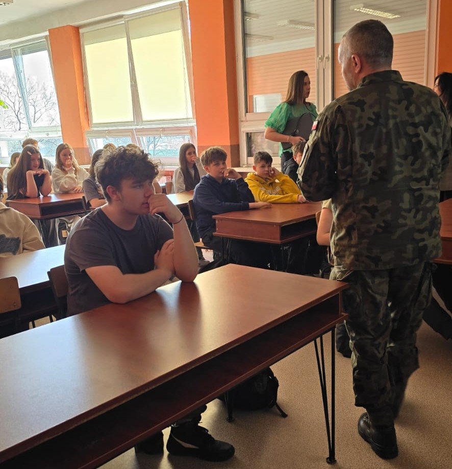 WCRBrzeg's tweet image. 💥W dniu 6️⃣.0️⃣3️⃣ nasz #MZR ...🚐
Mobilny Zespół Rekrutacyjny z @WCRBrzeg  spotkał się z uczniami 🧑👧🏻 #SzkołaiPrzedszkolewSkoroszycach  
A wszystko to w ramach projektu &quot;Zawód żołnierz&quot;🪖
Przedstawiliśmy uczniom klas 7️⃣ i8️⃣ czym jest #wojsko, #OPW, #BOW