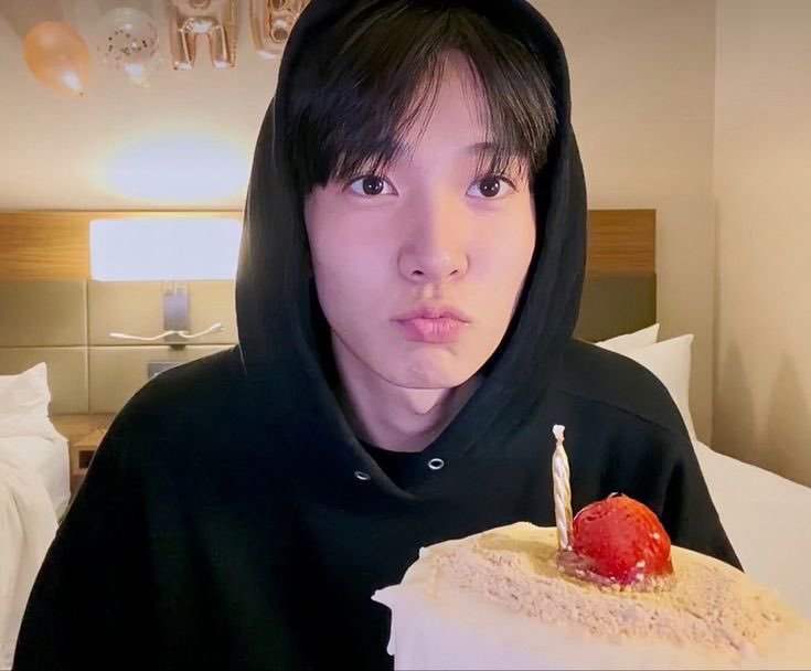 abangkayee's tweet photo. mie goreng mie kuah… mwahhh 😚
( yhh maaf telat hehe )

#ENSD #ENGENESelcaDay #ENHYPEN_HEESEUNG #HEESEUNG #ENHYPEN #ENGENE @ENHYPEN_members https://t.co/U1JaCP8O8e