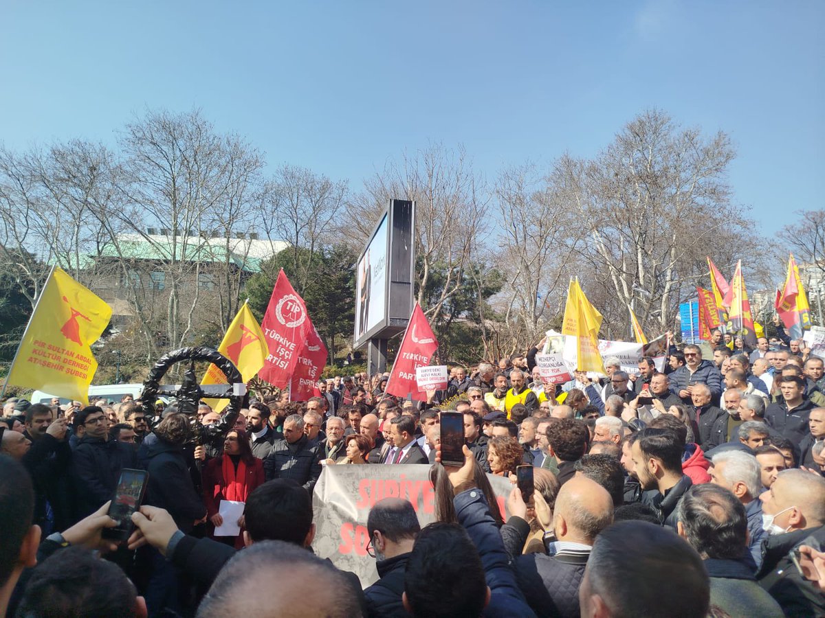 Suriye’deki Alevi katliamını lanetlemek için Suriye Konsolosluğu önündeyiz.  

Emperyalizme ve onun işbirlikçilerinin ülkemizi de adım adım kuşatan bu Ortaçağ cehennemine karşı gerçek bir özgürlük ve barış için; cihatçı karanlığa karşı laiklik ve halkların kurtuluşu için mücadele