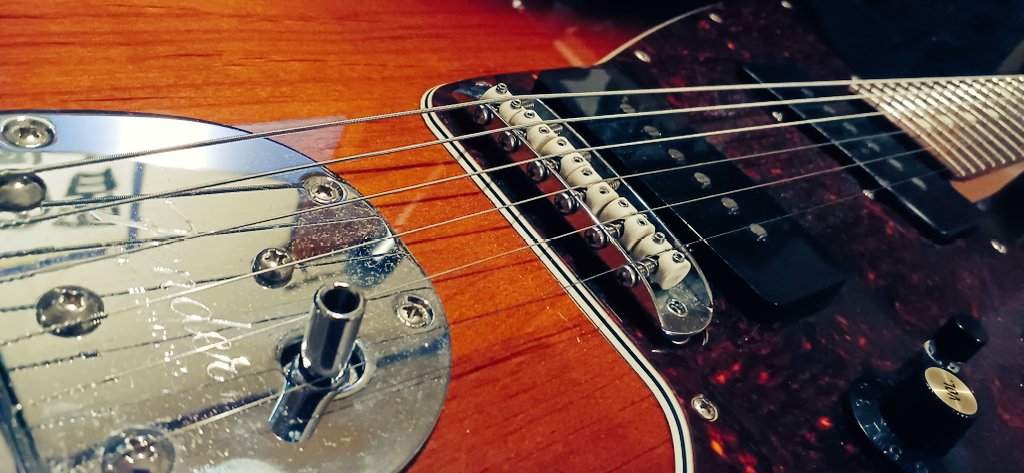jonny_milk_wood's tweet image. 無事に退院しました。Studioで弾きました。めっちゃ良かったです。#graphtech のサドルに交換して頂きました。サスティーンがヤバかったです。弾きやすくもなり @hotrodmod の加藤さん、有難うございました。🙇