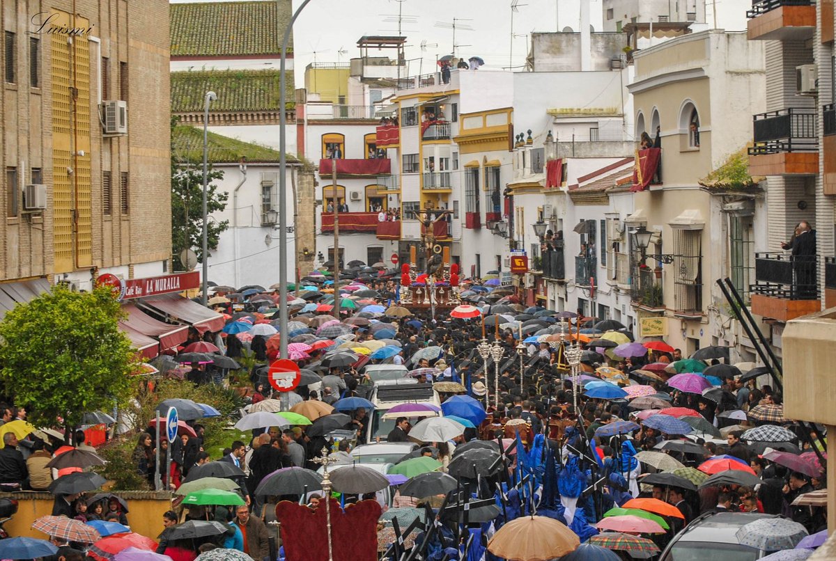 LuismiMartin2's tweet photo. El Santísimo Cristo de la Buena Muerte regresando a San Julián en la lluviosa tarde de Domingo de Ramos de 2013. https://t.co/homK4FIKEJ