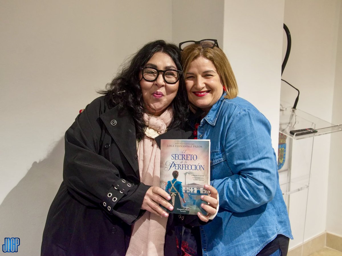 LolaFdezPazos's tweet photo. 🎤Graciñas Marín, mi pueblo, y a José Luis Portela por las maravillosas fotos de la #Presentación de #ElsecretodeLaPerfección. Encabezo la serie con un homenaje a Cristina Corral Soilán mi linda presentadora, subdirectora de #DiarioMarín. https://t.co/xEC7o6QFCq