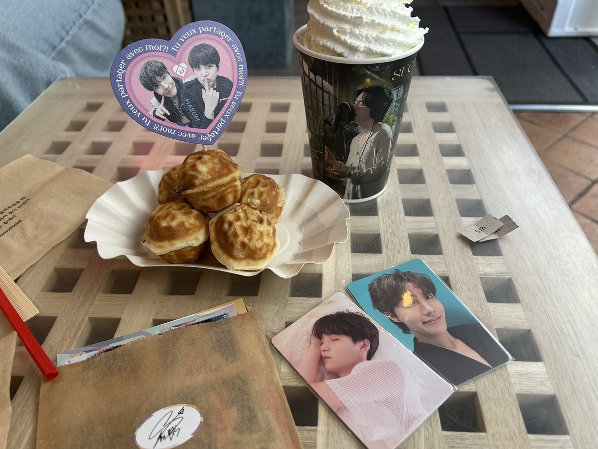 vcutesmile's tweet photo. #HappyJHOPEday 🤎
#HappySUGADay 🖤
@ maeum https://t.co/oNEvVGlv7R