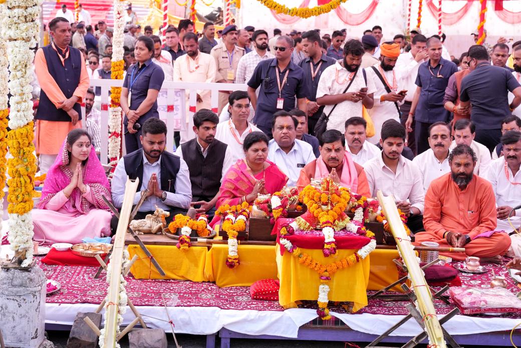 DrMohanYadav51's tweet photo. "त्वदीय पाद पंकजम नमामि देवी नर्मदे"

ओंकारेश्वर स्थित ब्रह्मपुरी घाट पर चल रहे अमृतस्त मां नर्मदा पद परिक्रमा कार्यक्रम में सम्मिलित होकर आज सपरिवार जीवनदायिनी मां नर्मदा जी की पूजा अर्चना करने का सौभाग्य प्राप्त हुआ।

पुण्य सलिला नर्मदा मैया की कृपा अनवरत मध्यप्रदेश पर होती रहे, सभी नागरिकों के जीवन में सुख, समृद्धि और शांति बनी रहे, यही कामना है।