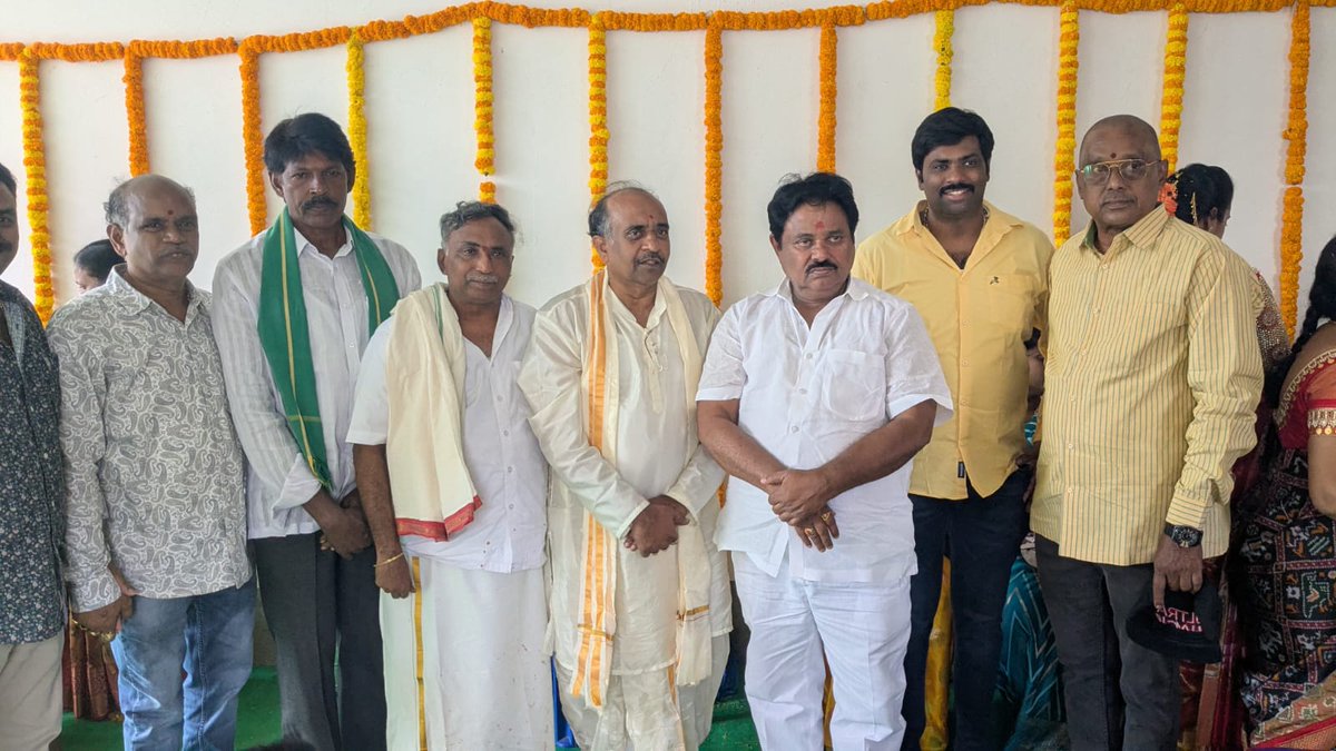 ValavalaBabji's tweet photo. ఈరోజు తాడేపల్లిగూడెం పట్టణం నందు నున్న వెంకట కృష్ణమూర్తి, పొన్నగంటి శ్రీనివాస్ వారి నూతన గృహప్రవేశ కార్యక్రమంలో పాల్గొన్నాను.
#ValavalaBabji #TelugudesamParty #HouseWarmingCermony #Tadepalligudem https://t.co/CsVzHuZ0HY