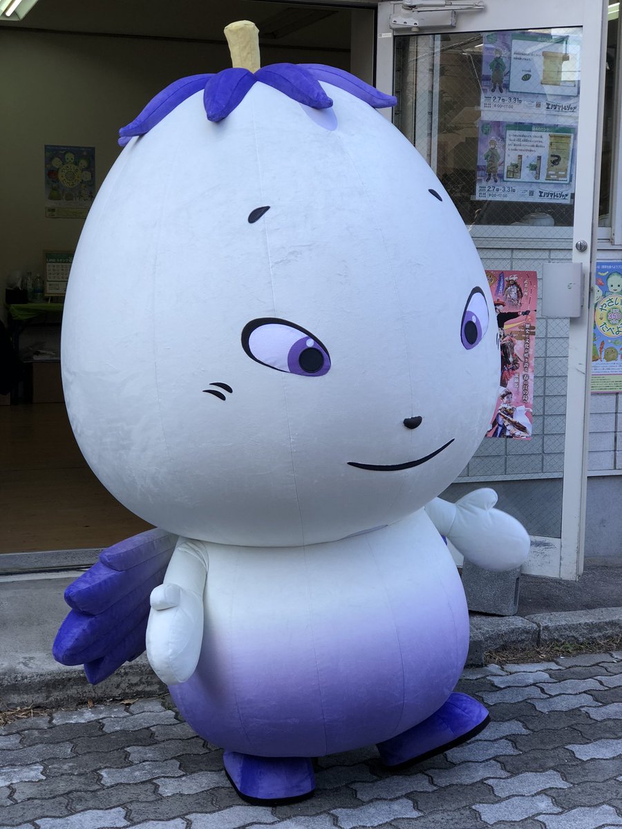 昨日【道の駅湘南ちがさき】で、白ナスくんを見つけました