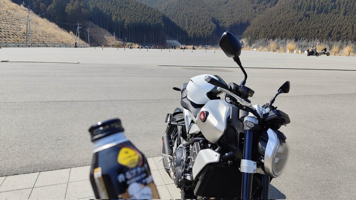 878ND5RC's tweet photo. シビセンのフロントサスをコンフォートと標準の中間くらいに変更、リアサスはコンフォート、タイヤの空気圧は標準…これでフロントの接地感がかなり自分好みになり、若い頃のCBR400RRみたいに曲がれるようになりました♪
#CB1000R #SC80 https://t.co/yCgXCXlkep