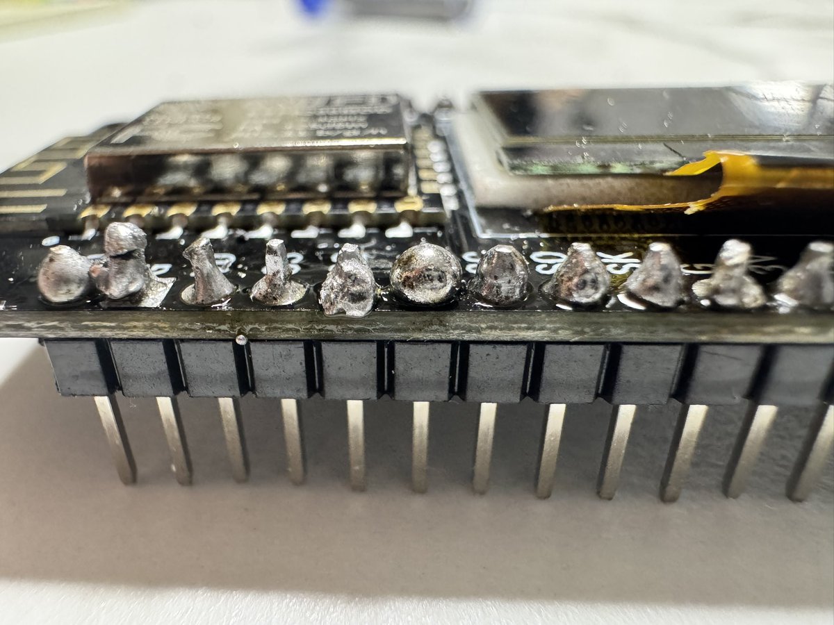masamisatv's tweet image. 電子回路を初めて初めてのハンダ付け
#ESP8266
恐ろしく下手くそやん‼️