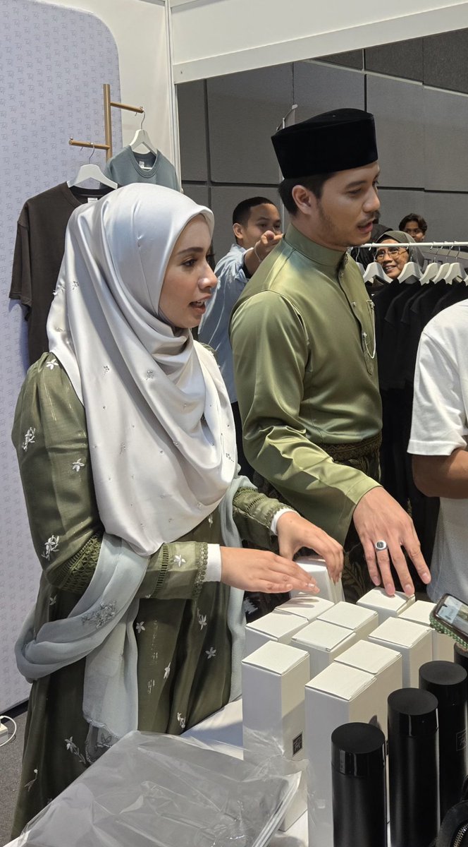NourAthari's tweet photo. Yg ni pun akak tersuka tanpa sengaja...🤭 Amirah ni..MashaaAllah..cantikkkk baikk sgt..lembut sopan peramah...mata akak tk berkelip tgk dia.🥹
#fattmira
#AOFA
#jgnanehaneh
#PositiveVibesOnly https://t.co/i7w1TVqI0C
