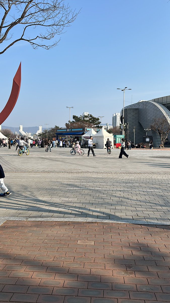 회색 바지 
텐스 후드집업
검은색 가방
첫날에 받아가신분들은 왠만해선 다시 받아주시 마시기 바랍니다🥲